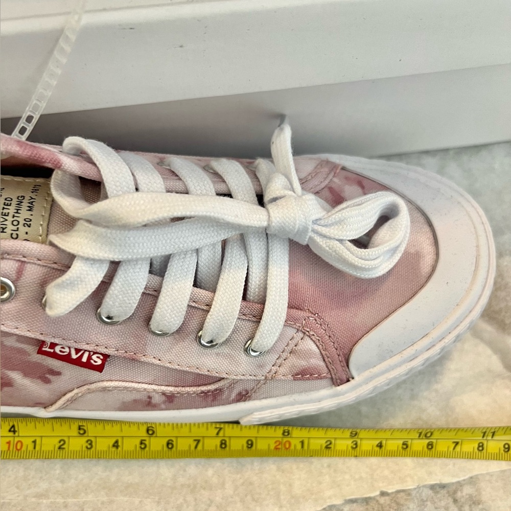 Levi's Women's Pink Patterned Sneakers Brand New - Picture 11 of 16